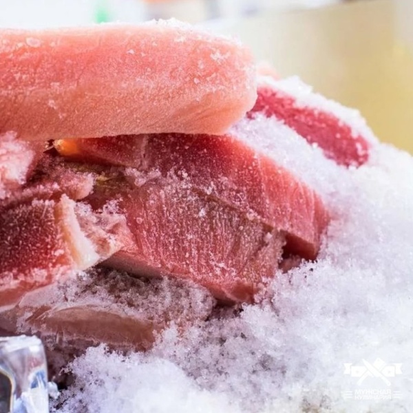 Заморозка разморозка. Быстрая разморозка мяса. Мясо рыбы замороженное, размороженное, мороженная. Можно ли размораживать мясо в горячей воде.